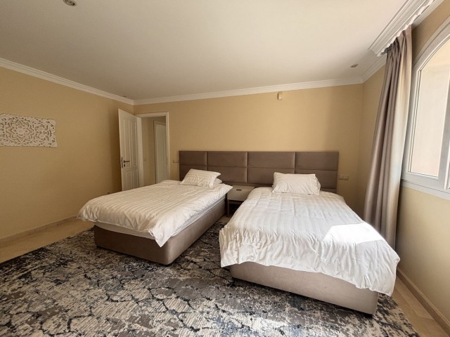 Villa con 5 Dormitorios  en Selwo