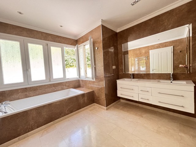 Villa con 5 Dormitorios  en Selwo