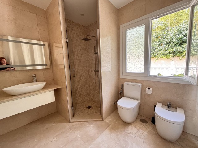 Villa con 5 Dormitorios  en Selwo