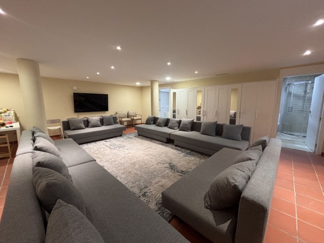 Villa con 5 Dormitorios  en Selwo