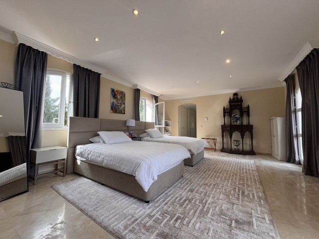 5 Bedrooms Villa in Selwo