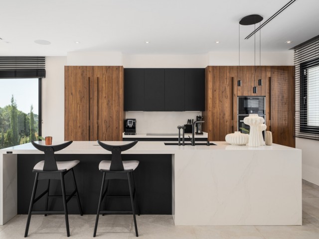 5 Bedrooms Villa in Elviria