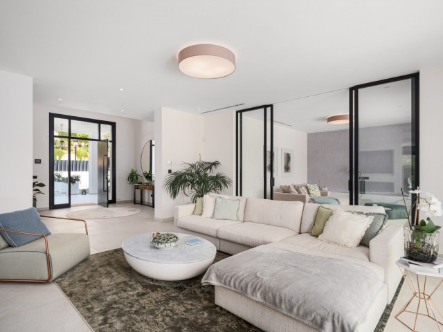 Villa con 5 Dormitorios  en Elviria