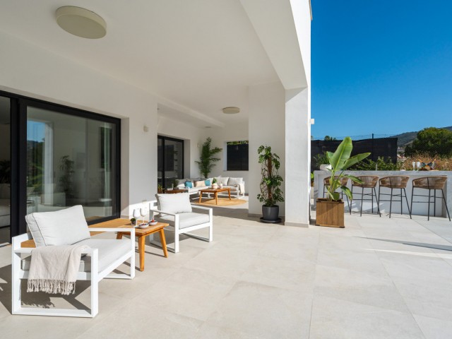 Villa con 5 Dormitorios  en Elviria