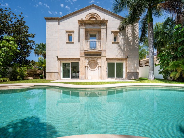 4 Bedrooms Villa in Marbella