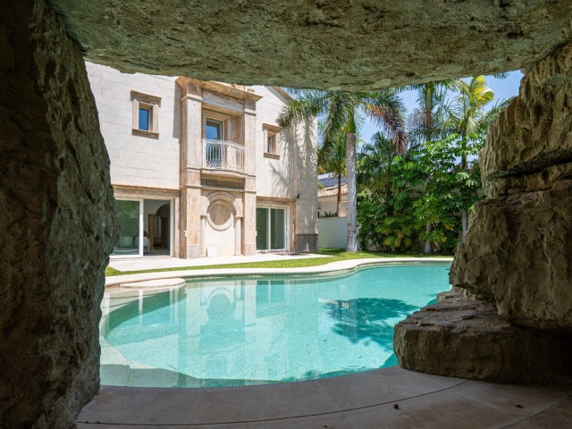 4 Bedrooms Villa in Marbella