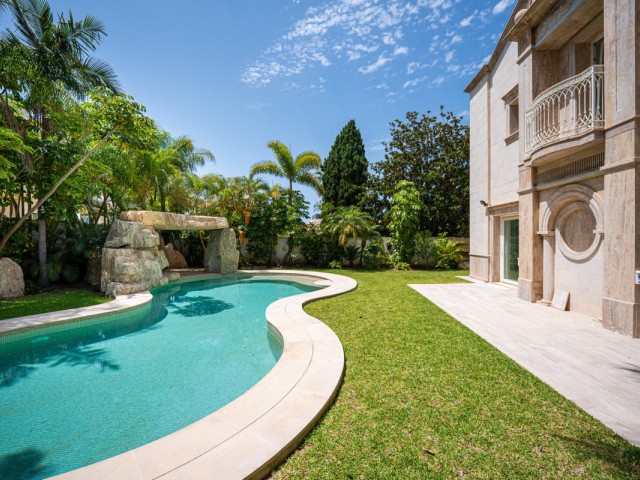 4 Bedrooms Villa in Marbella