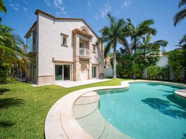 4 Bedrooms Villa in Marbella