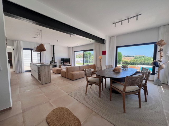 3 Bedrooms Villa in New Golden Mile