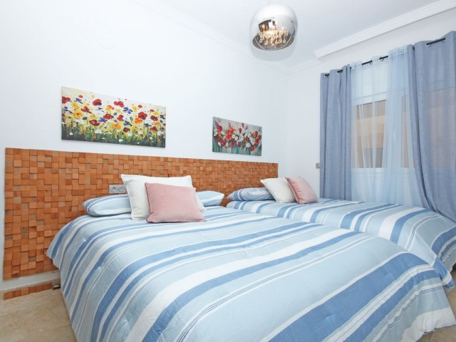 Apartamento con 3 Dormitorios  en San Roque Club