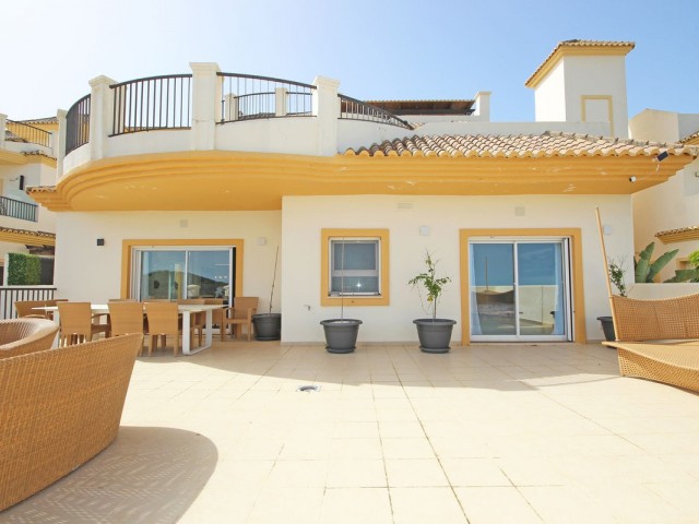 Apartamento con 3 Dormitorios  en San Roque Club