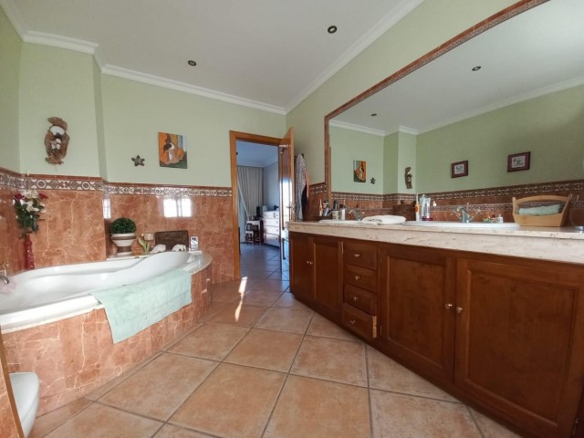 5 Bedrooms Villa in San Pedro de Alcántara