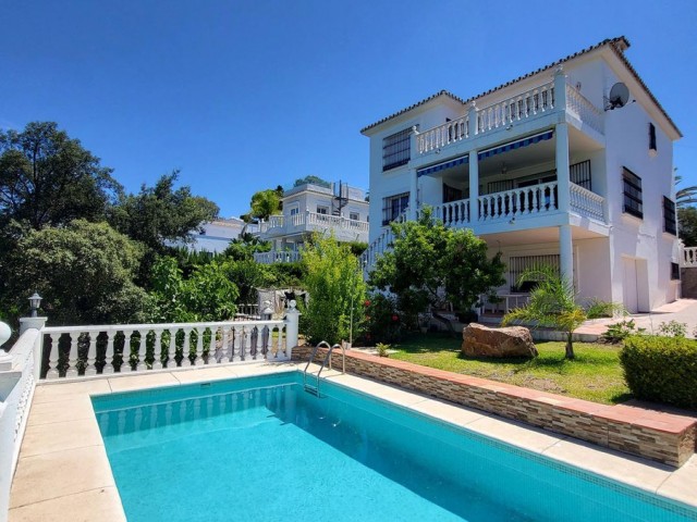 4 Bedrooms Villa in Elviria