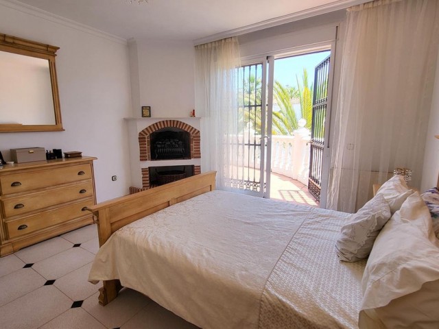 4 Bedrooms Villa in Elviria