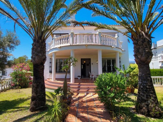 4 Soveroms Villa i Elviria