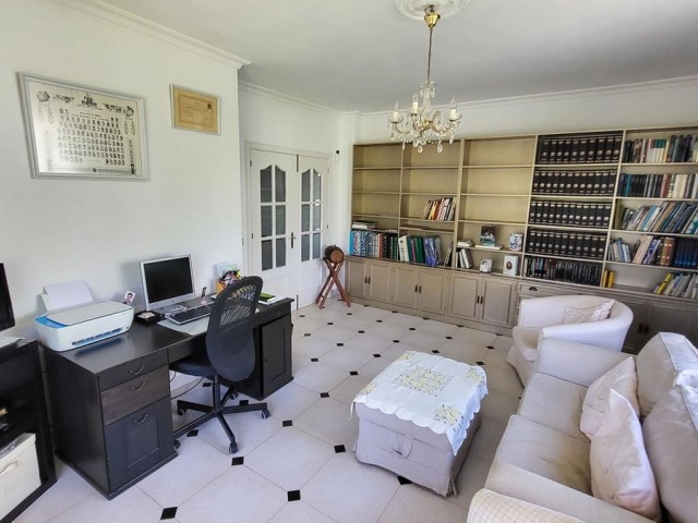 4 Soveroms Villa i Elviria