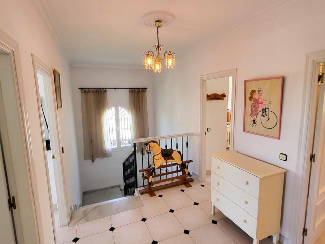 4 Soveroms Villa i Elviria