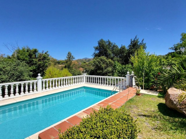 4 Bedrooms Villa in Elviria