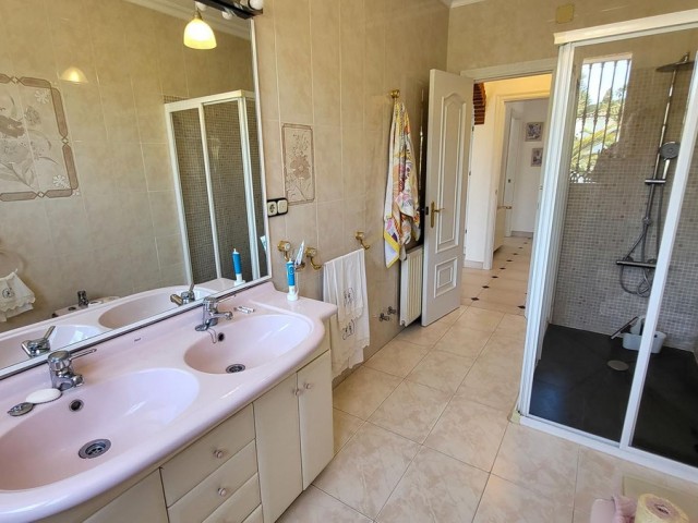 4 Bedrooms Villa in Elviria