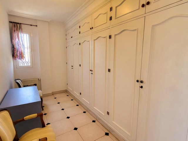 4 Bedrooms Villa in Elviria