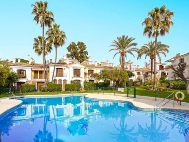 2 Slaapkamer Rijtjeshuis in Estepona