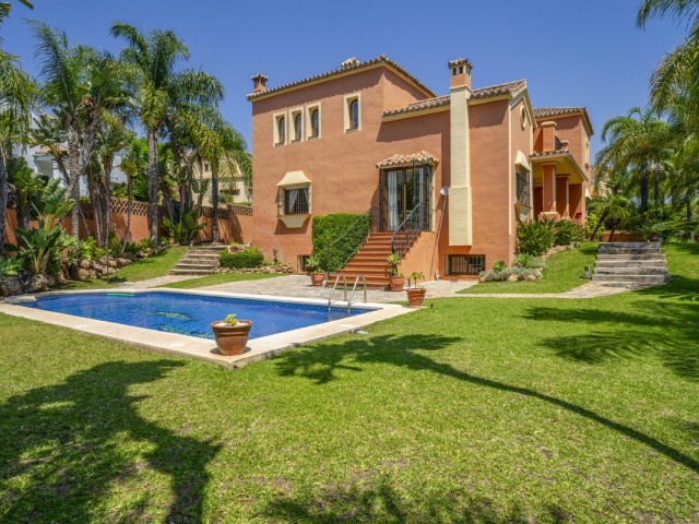 6 Bedrooms Villa in Guadalmina Alta