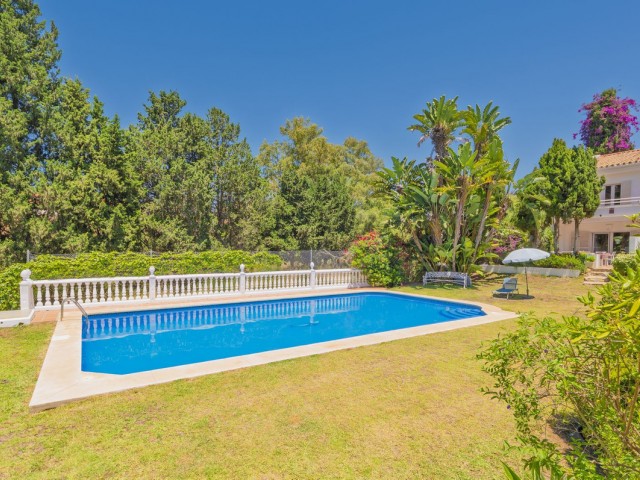 Villa con 4 Dormitorios  en Artola