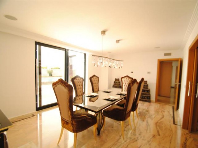 8 Sovrums Villa i Cabopino