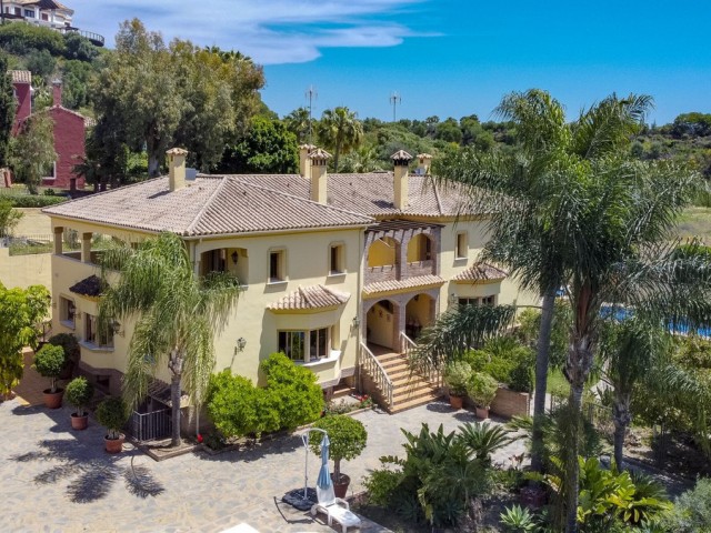 5 Bedrooms Villa in Benahavís