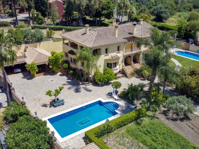 5 Bedrooms Villa in Benahavís