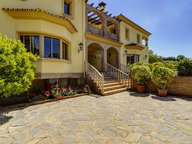 5 Bedrooms Villa in Benahavís