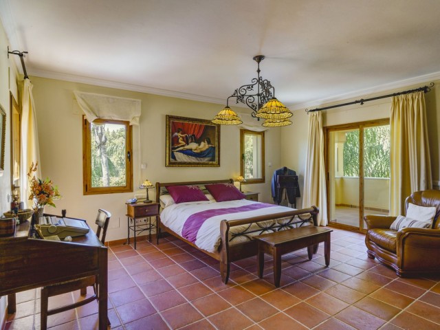 5 Bedrooms Villa in Benahavís