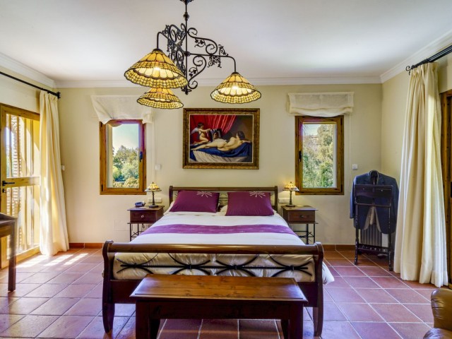 5 Bedrooms Villa in Benahavís