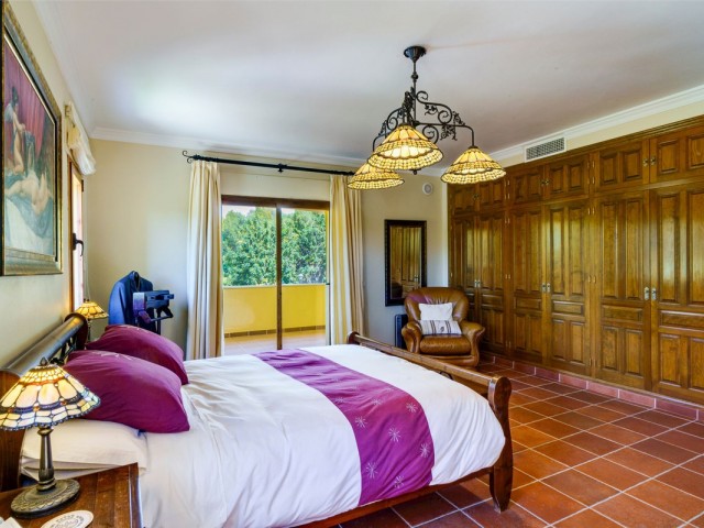 5 Bedrooms Villa in Benahavís