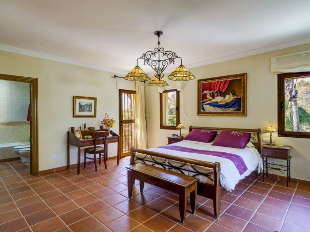 5 Bedrooms Villa in Benahavís