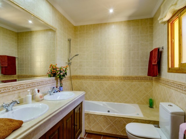5 Bedrooms Villa in Benahavís