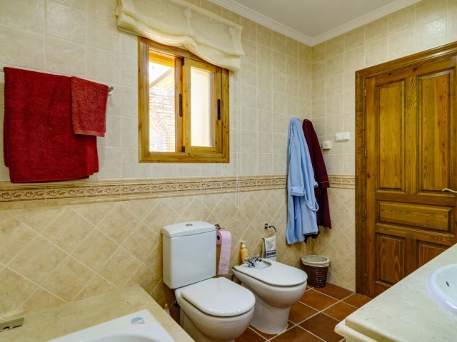 5 Bedrooms Villa in Benahavís