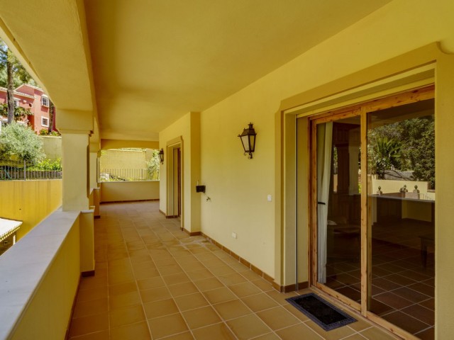 5 Bedrooms Villa in Benahavís