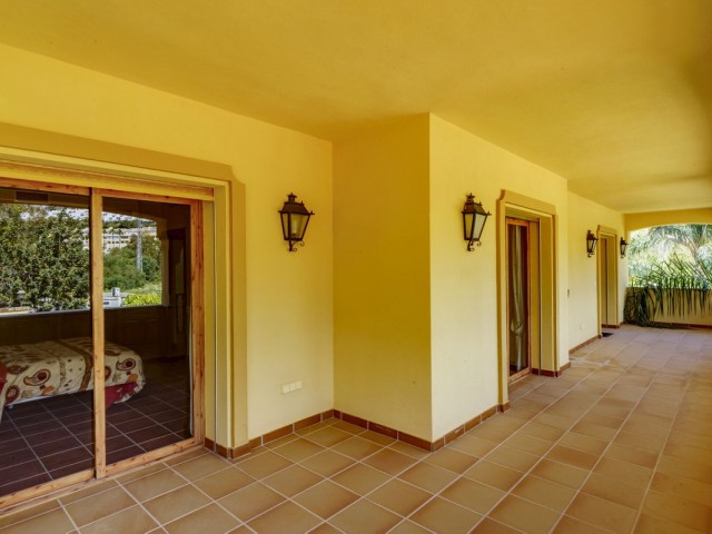 5 Bedrooms Villa in Benahavís