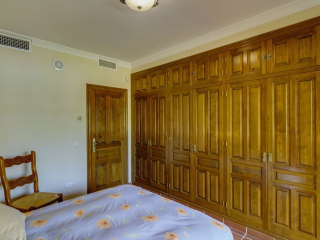 5 Bedrooms Villa in Benahavís