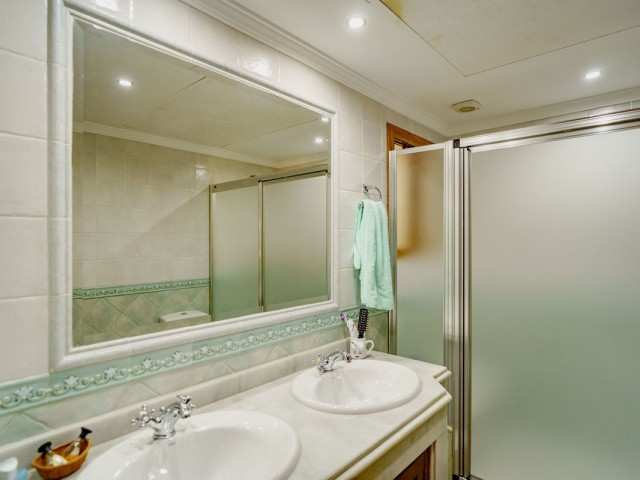 5 Bedrooms Villa in Benahavís
