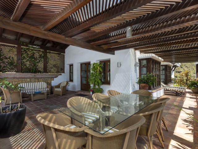 Villa con 4 Dormitorios  en Benahavís