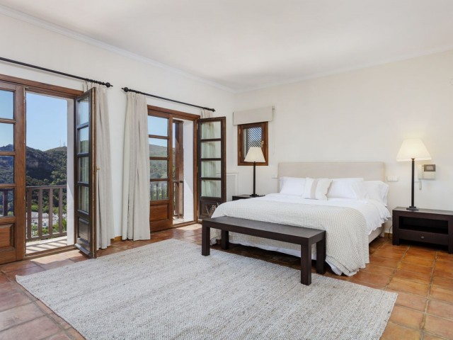Villa con 4 Dormitorios  en Benahavís