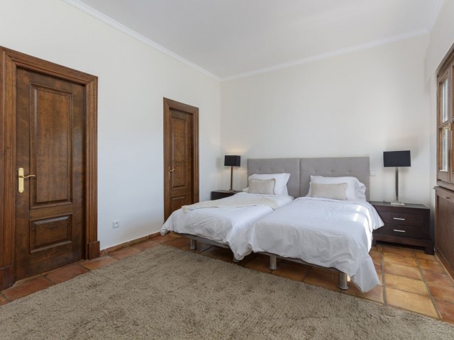 Villa con 4 Dormitorios  en Benahavís