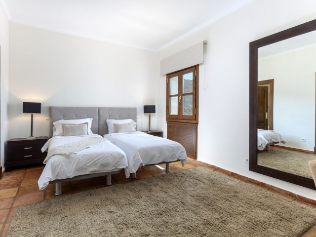 Villa con 4 Dormitorios  en Benahavís