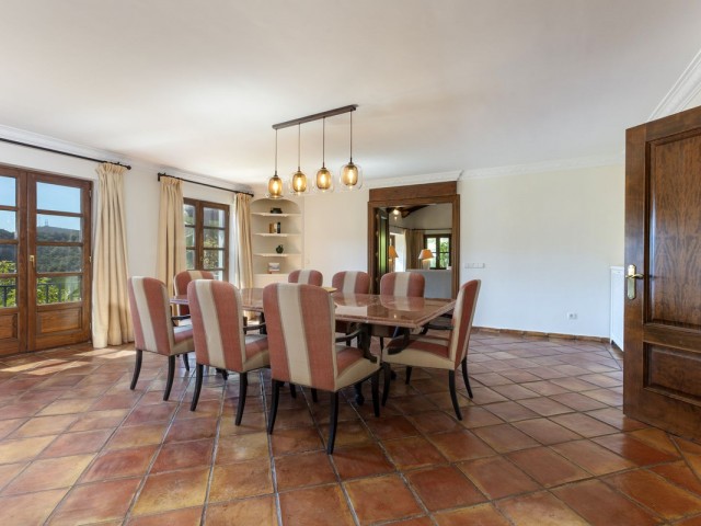 Villa con 4 Dormitorios  en Benahavís
