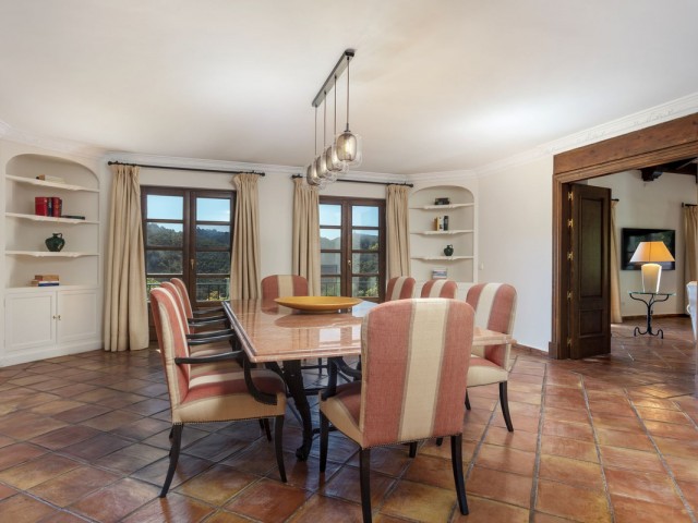 Villa con 4 Dormitorios  en Benahavís