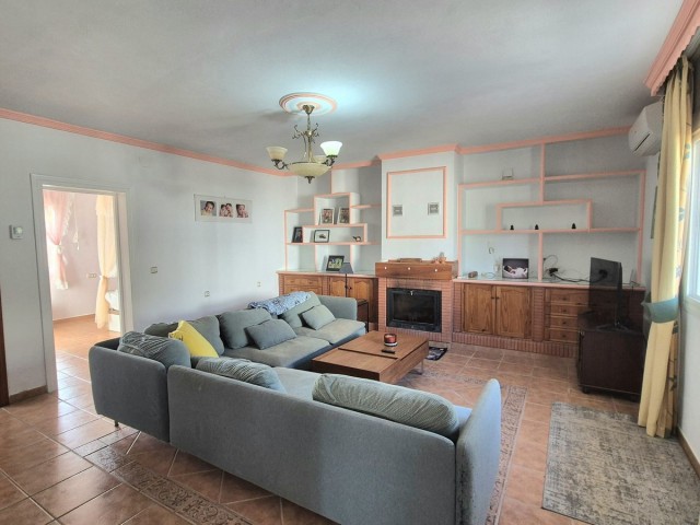 Villa con 5 Dormitorios  en Alhaurín de la Torre