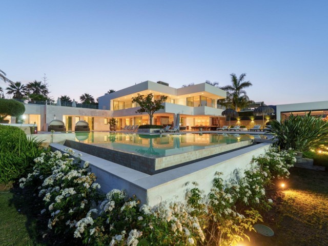 7 Bedrooms Villa in Marbella