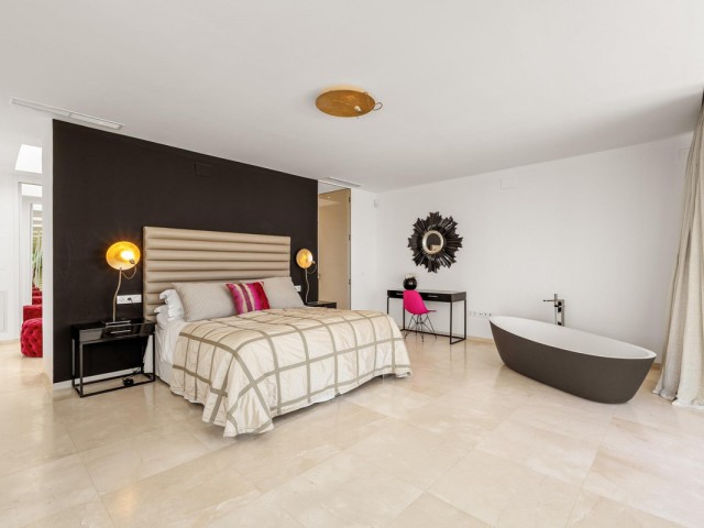 7 Bedrooms Villa in Marbella
